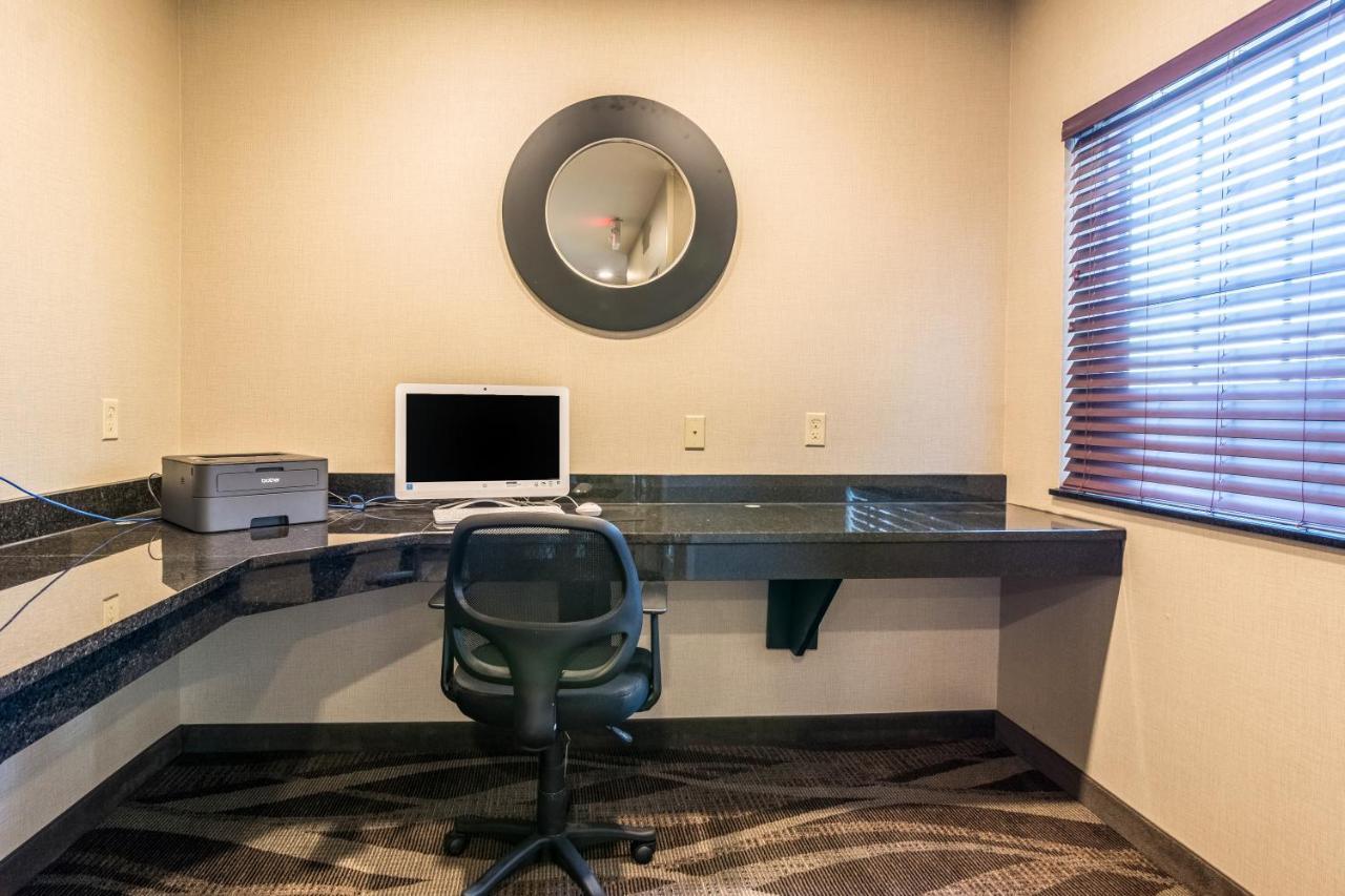 Cobblestone Hotel & Suites - Torrington Bagian luar foto
