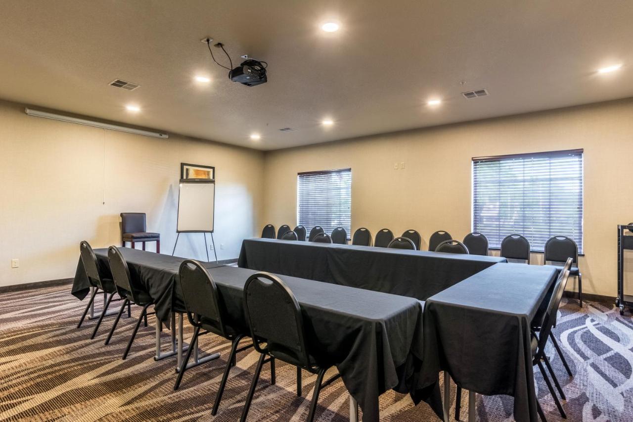 Cobblestone Hotel & Suites - Torrington Bagian luar foto