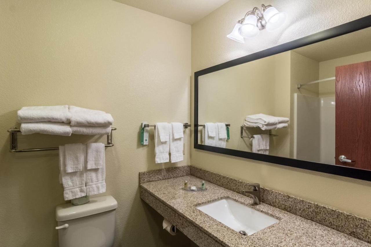 Cobblestone Hotel & Suites - Torrington Bagian luar foto