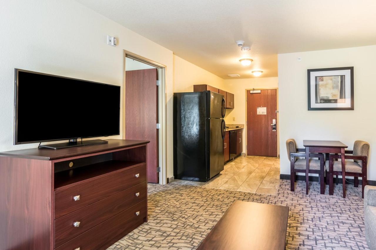 Cobblestone Hotel & Suites - Torrington Bagian luar foto