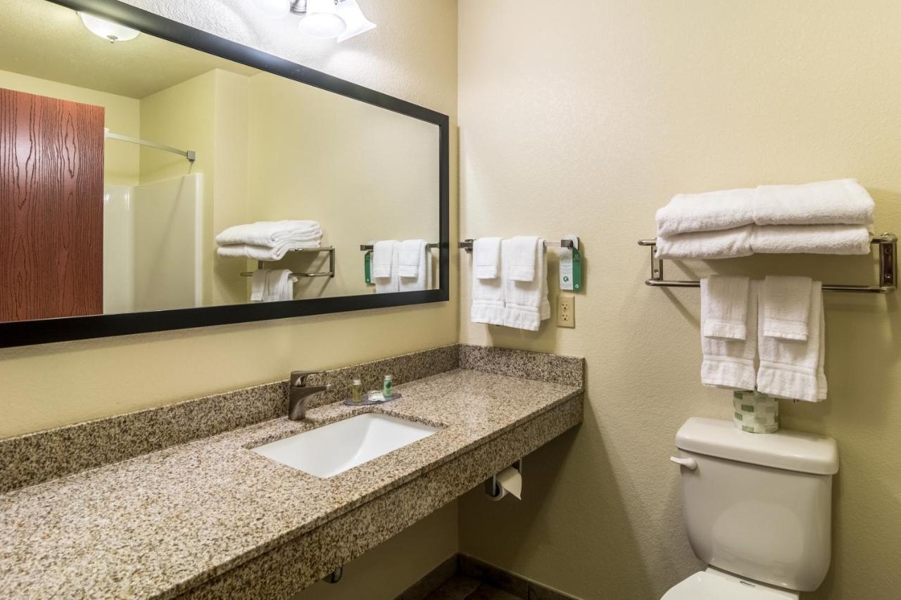 Cobblestone Hotel & Suites - Torrington Bagian luar foto