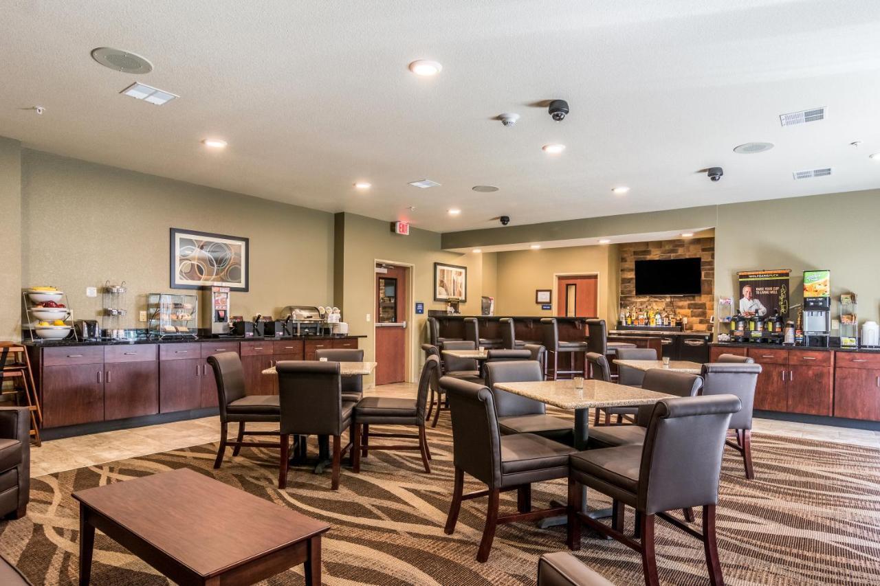 Cobblestone Hotel & Suites - Torrington Bagian luar foto