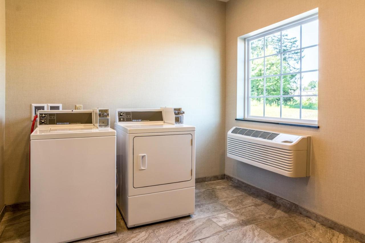 Cobblestone Hotel & Suites - Torrington Bagian luar foto