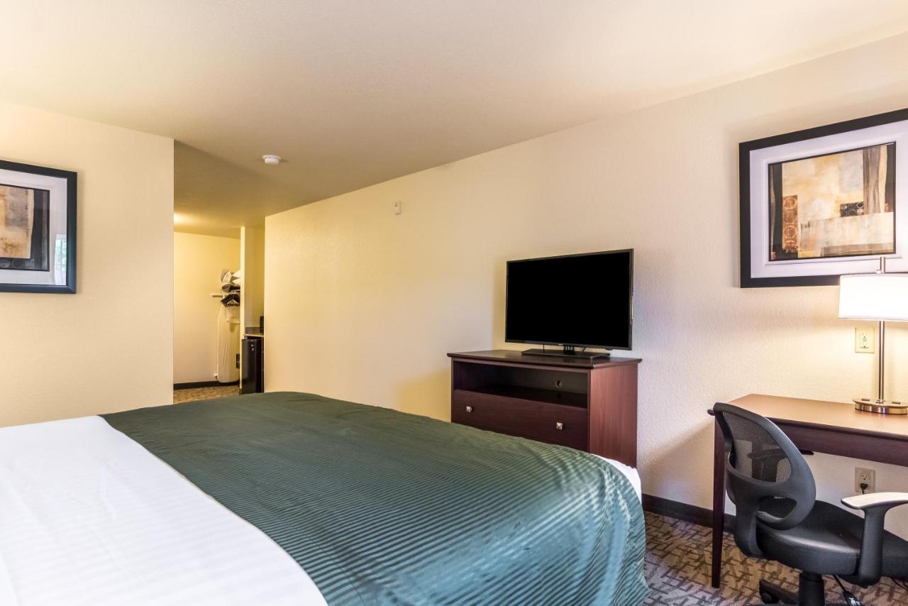 Cobblestone Hotel & Suites - Torrington Bagian luar foto