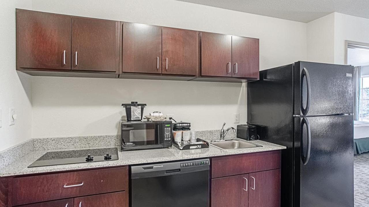Cobblestone Hotel & Suites - Torrington Bagian luar foto