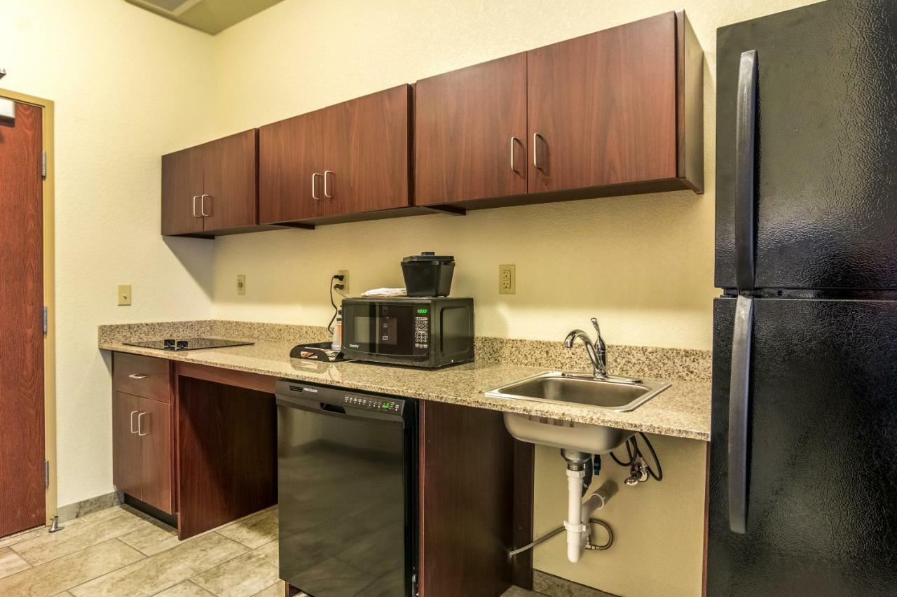 Cobblestone Hotel & Suites - Torrington Bagian luar foto