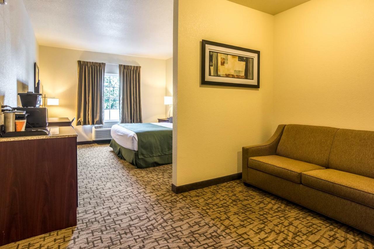 Cobblestone Hotel & Suites - Torrington Bagian luar foto