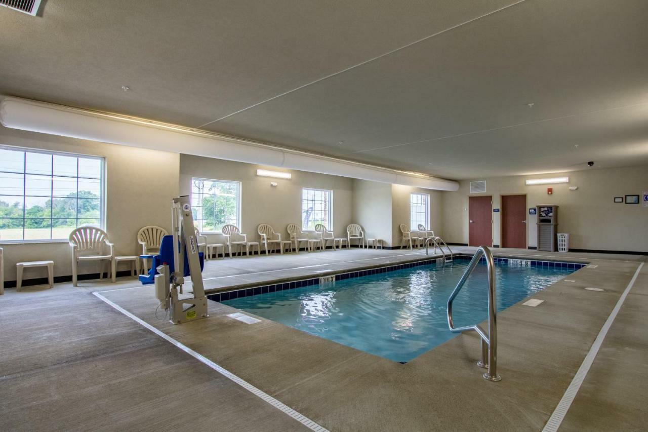 Cobblestone Hotel & Suites - Torrington Bagian luar foto